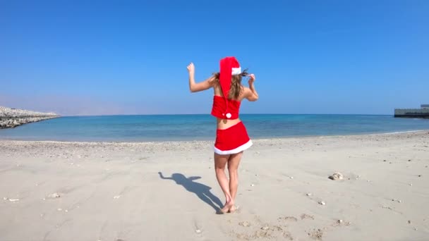 Εναέρια. Όμορφη ευτυχισμένη γυναίκα στην κ. Κλάους Custume στην τροπική παραλία, Χριστούγεννα και το νέο έτος διακοπές ιδέα. — Αρχείο Βίντεο