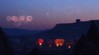 Festivalde yanan balonlar vadide uçuşuyor.
