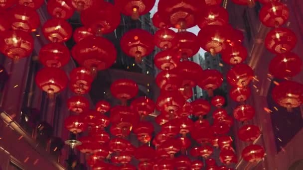 Schöne fantastische Lichter fliegen von roten brennenden chinesischen Laternen — Stockvideo