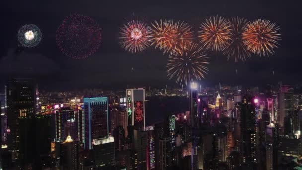 Вид с воздуха на яркий красивый мегаполис с сияющими огнями витрин магазинов — стоковое видео
