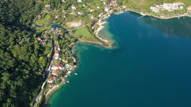 在空中俯瞰美丽的清澈的大海位于乡村 — 图库视频影像