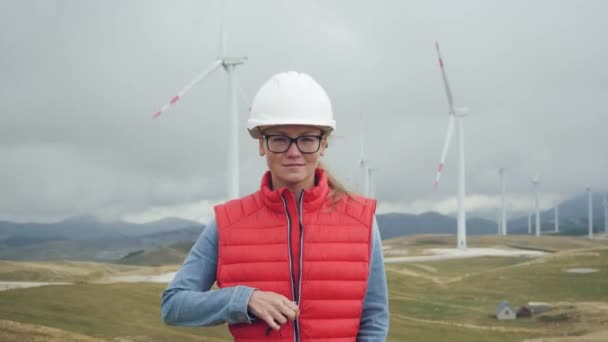 Mooie jonge vrouwelijke ingenieur in rood vest verheugt zich bij de lancering van complexe — Stockvideo