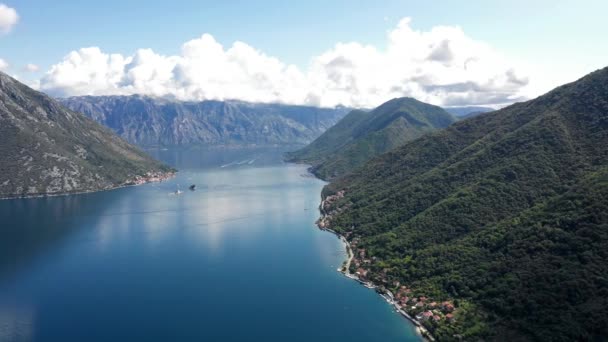 Vista aérea de agua dulce y clara de un lago de montaña rodeado de colinas — Vídeos de Stock