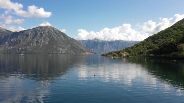 青い山の湖の魅惑的な広がりの空中ビュー — ストック動画