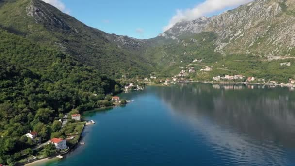 Letecký pohled na klidnou vodu adriatických přímořských obklopených venkovskými domy — Stock video