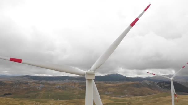 Вид с воздуха на гигантские турбины с вращающимися пропеллерами электрогенераторами — стоковое видео