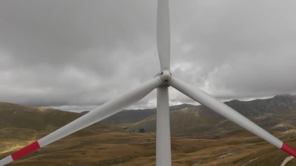 Widok z lotu ptaka na majestatyczne turbiny generatory elektryczne — Wideo stockowe
