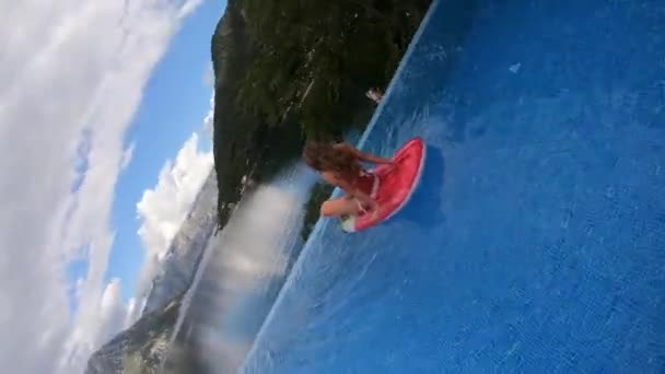 카메라 는 회전하다가 아름다운 슬림 을 내려다보며 풀 속으로 떨어진다 — 비디오