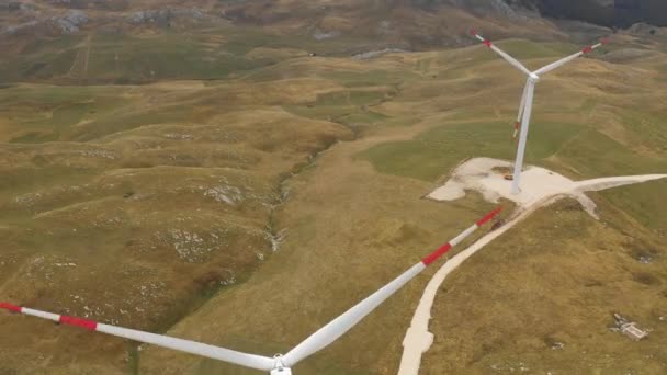 Letecký pohled na obří turbíny s elektrickými generátory rotujícími vrtulemi — Stock video