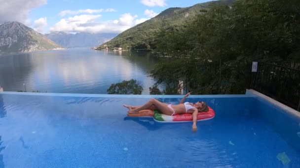 Encantadora joven mujer caucásica rubia en gafas de sol y bañador — Vídeos de Stock