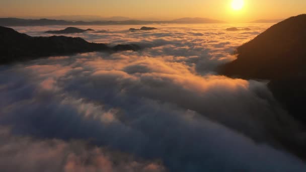 Vista aérea de belas nuvens cúmulos brancos flutuando sobre os picos — Vídeo de Stock