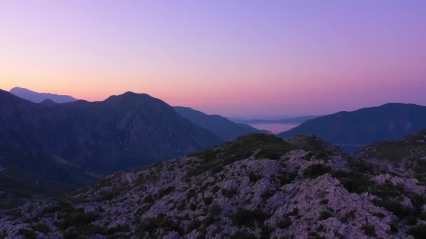 Vue aérienne du paysage nocturne fascinant des montagnes — Video