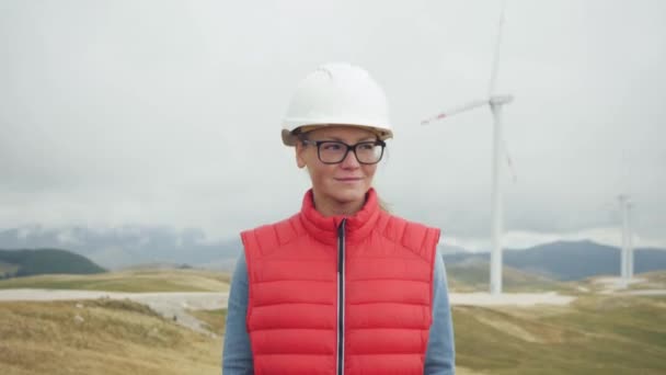 Portret van een succesvolle jonge vrouwelijke ingenieur met witte helm — Stockvideo