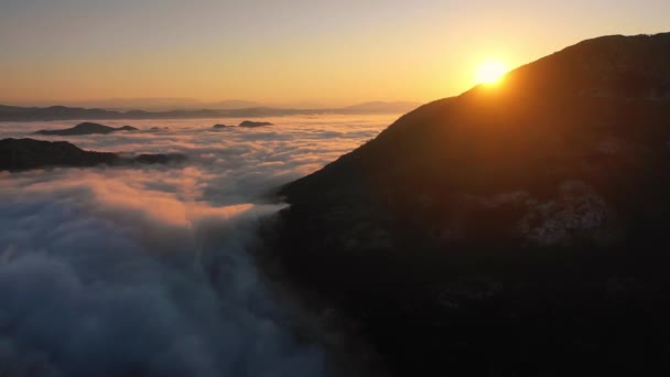 Vue aérienne de beaux cumulus blancs flottant sur les sommets — Video