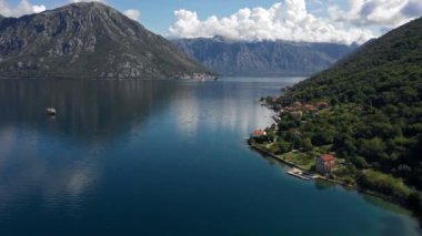 Mavi Adriyatik Denizi 'nin büyüleyici berrak suyunun havadan görünüşü