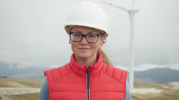 Retrato de cerca del exitoso director de mujer positiva en casco — Vídeos de Stock