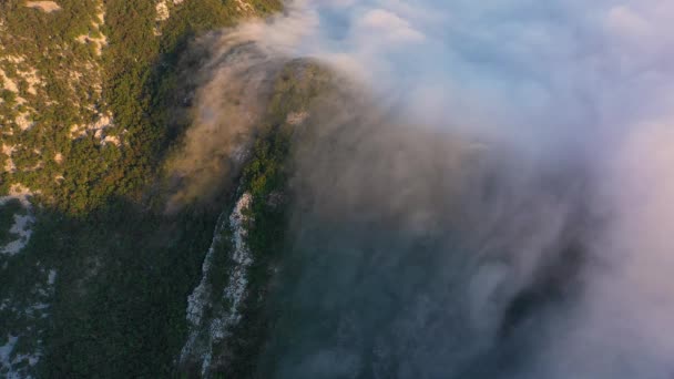 Vue aérienne de beaux cumulus blancs flottant sur les sommets et tombant du sommet — Video