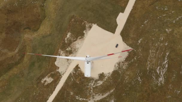 Luftaufnahme von oben: Ein großer Turbinengenerator dreht sich mit Propellern — Stockvideo