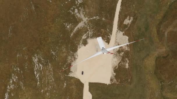 Vista aérea de cima de uma turbina grande geradores elétricos gira por hélices — Vídeo de Stock