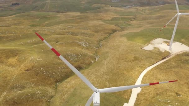 Luftaufnahme von oben: Ein großer Turbinengenerator dreht sich mit Propellern — Stockvideo