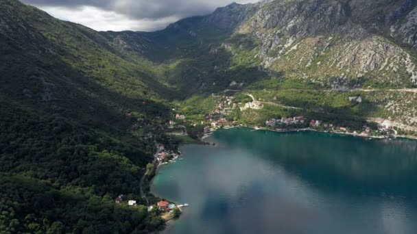 Вид с воздуха на голубую чистую воду горного озера, окруженного холмами — стоковое видео
