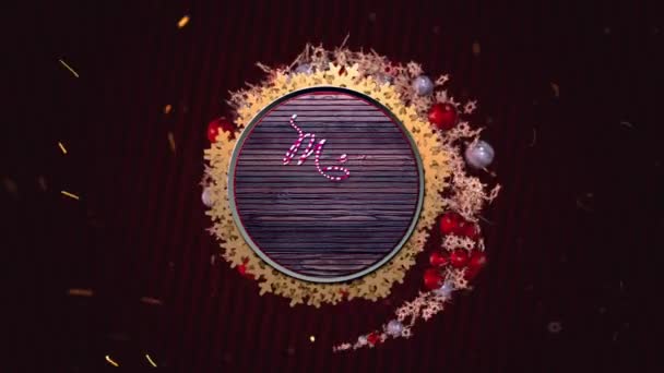 Кинематографический темный стиль. Анимация праздничного творческого тоннеля с шарами Xmas и снежинками на статических красных линиях. Весёлая рождественская надпись в центре анимации . — стоковое видео