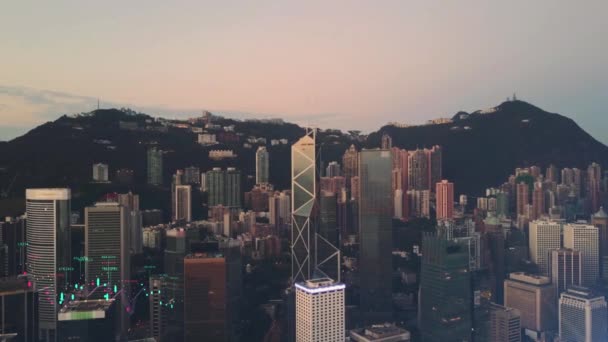AERIAL. Анимированные графики бара и города Гонконга на заднем плане . — стоковое видео