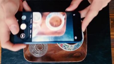 Türk Kahvesi Üst Görünümü 'nün fotoğrafını çeken kadın