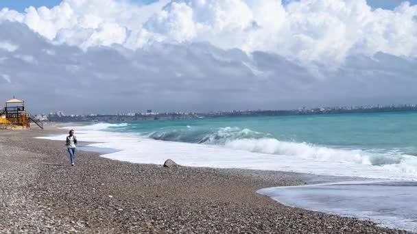 Junge Frau läuft allein am Strand — Stockvideo