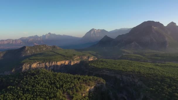 Drohnenschuss einer riesigen Schlucht. Ulubey Canyon Usak Türkei. — Stockvideo