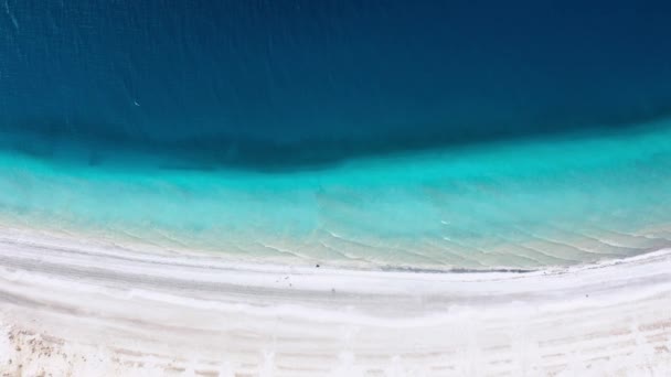 AERIALNE. Wspaniały widok na wybrzeże oceanu. Czysty, biały piasek. — Wideo stockowe