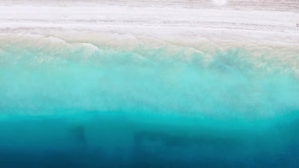 AERIALNE. Wspaniały widok na ocean. Nagrał go dron. Tajlandia. — Wideo stockowe