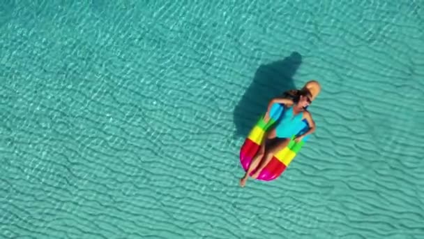 AERIAL. Impresionante agua clara y mujer en gafas de sol — Vídeos de Stock