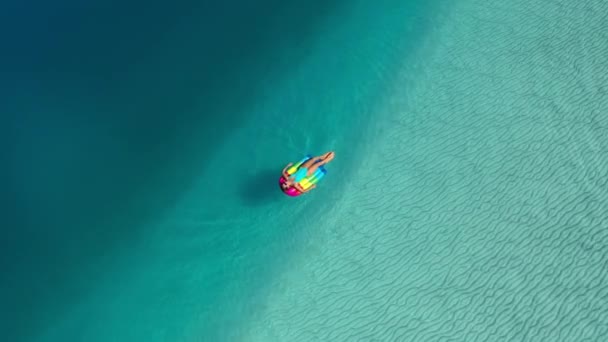 AERIAL. Ovanifrån av kvinna liggande på luft madrasser i havet . — Stockvideo