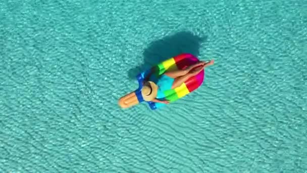 AERIAL. Horní pohled na ženu ležící na vzduchových matracích v moři . — Stock video