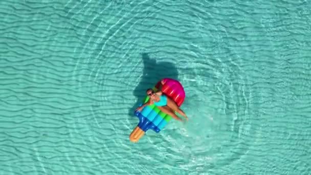 AÉRIAL. Caméra zoom arrière de. Une belle jeune fille dans une mer . — Video