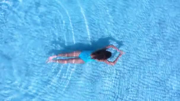 AERIAL.Ein junges schönes Mädchen schwimmt unter Wasser. — Stockvideo