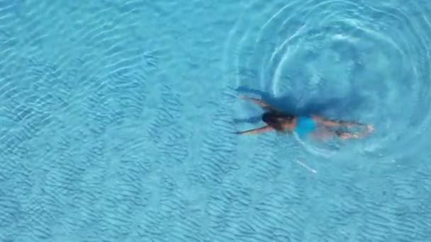AERIAL.A young beautiful girl swims under the water. — Stock Video