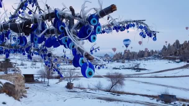 Ett träd med traditionell turkisk souvenir på bakgrunden av flygande varmluftsballonger. Resekoncept efter pandemisk säsong. — Stockvideo