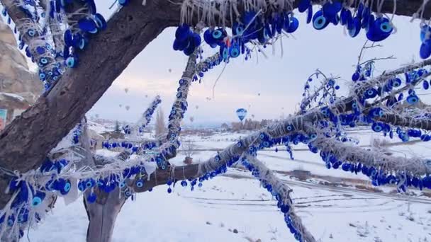 Дерево з традиційним турецьким сувеніром на тлі повітряних кульок. Концепція подорожей після пандемії . — стокове відео