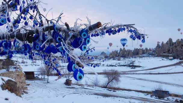 Uma árvore com lembrança tradicional turca no fundo de balões de ar quente voando. Conceito de viagem após temporada pandêmica. — Vídeo de Stock