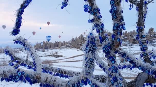 Ett träd med traditionell turkisk souvenir på bakgrunden av flygande varmluftsballonger. Resekoncept efter pandemisk säsong. — Stockvideo