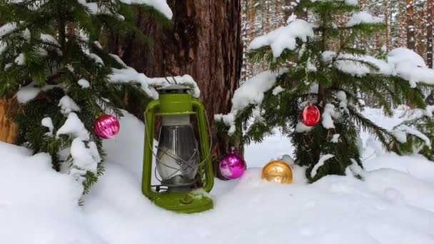 Concetto di Natale. Neve che cade nella foresta con le palle di Capodanno. — Video Stock