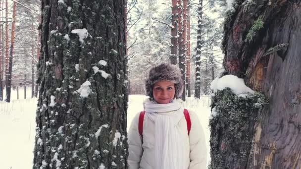Menina bonita jovem na floresta de Ano Novo. Olhos brilham de felicidade. — Vídeo de Stock