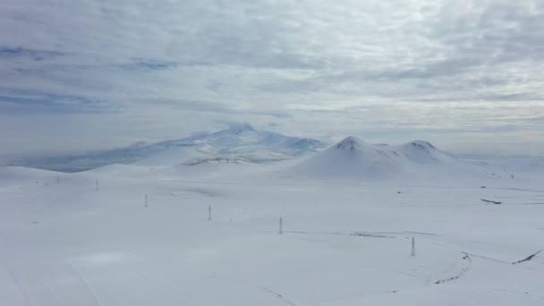 AERIALNE. Top widok na białe góry w okresie zimowym. — Wideo stockowe