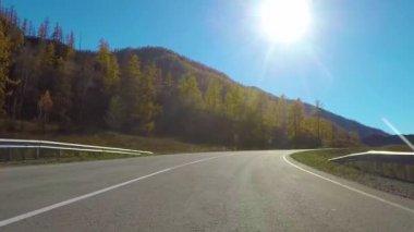 Sonbaharda gün boyunca sakin bir kırsal karayolu aşağı sürüş. Chuysky tract, Sibirya, Rusya Federasyonu.