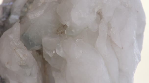 Kvarts Druse med massor av vita kristaller — Stockvideo