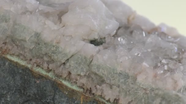 Quarzader auf Tuffstein, Kontaktzone, kleine transluzente Quarzkristalle — Stockvideo