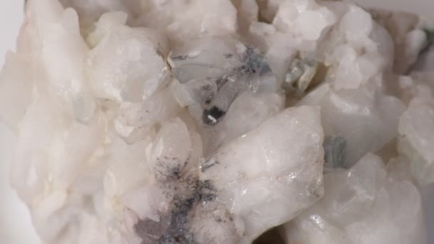 Drusa de quartzo com lotes de cristais brancos — Vídeo de Stock
