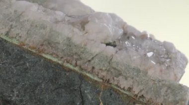 Tüftaşı üzerinde kuvars ven, temas bölgesi, küçük yarı saydam kuvars kristalleri